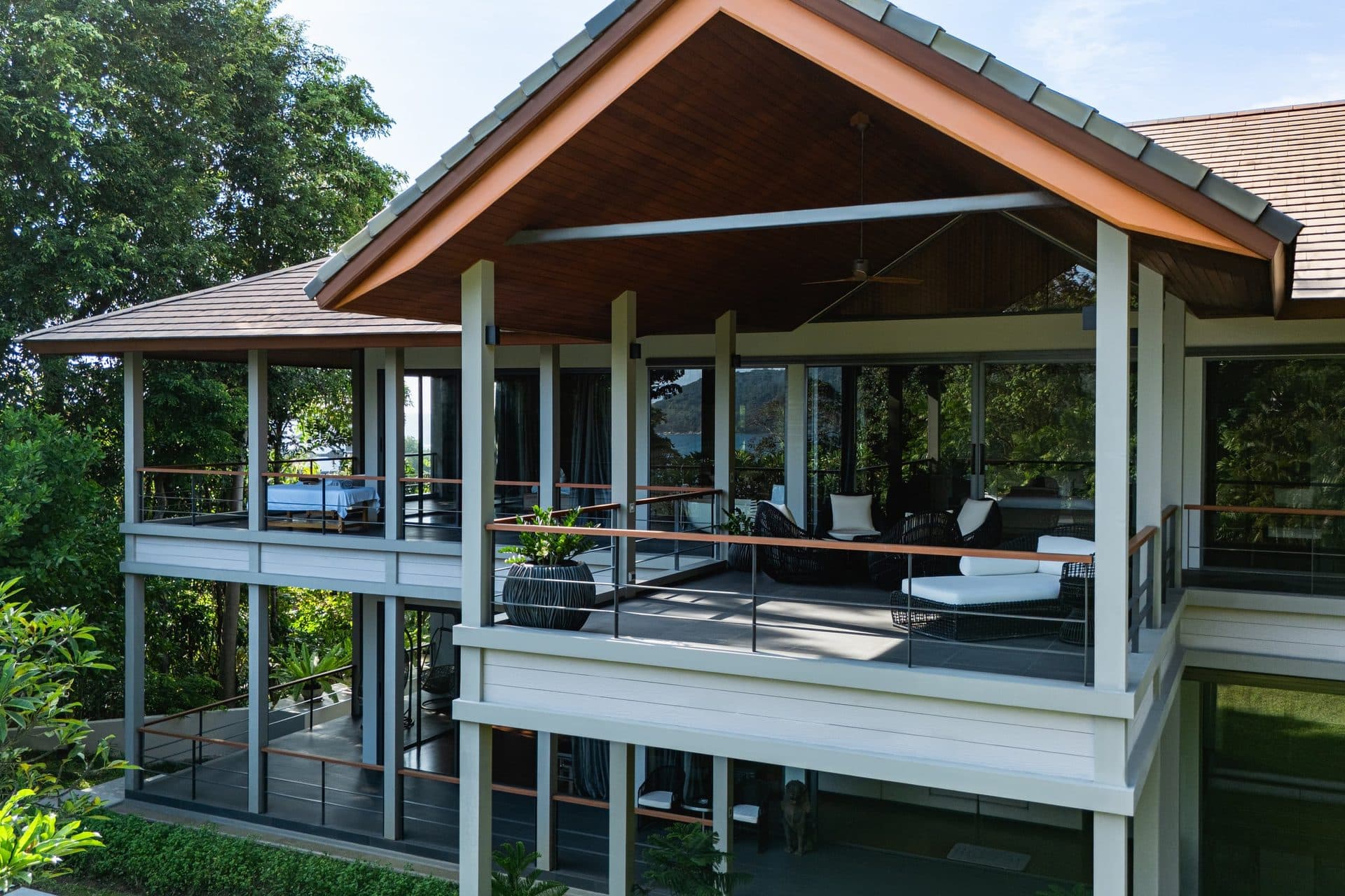 主厨Somchai正在烹制明火烤海鲜