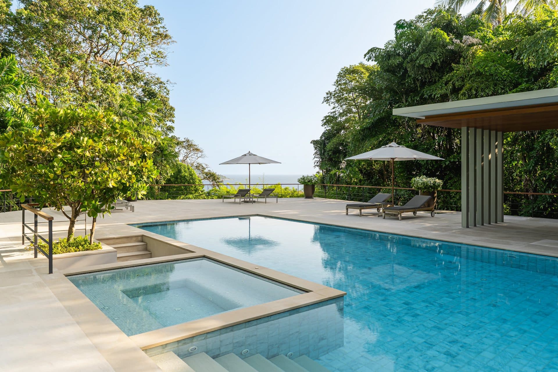 黄昏时分的别墅泳池