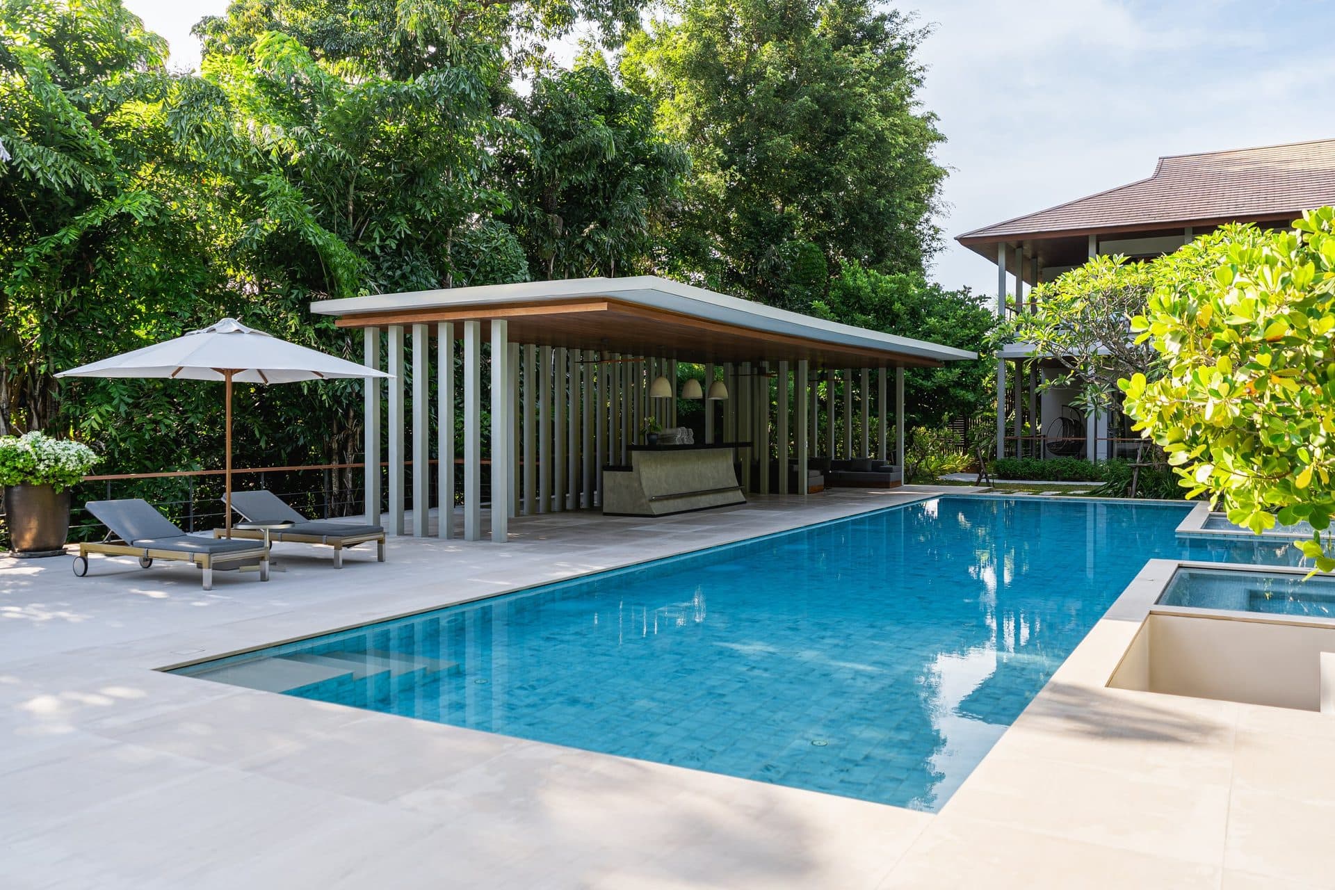 Khun Dao与Khun Mai — Villa Princess Maria客房服务